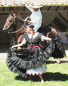 A cheval au coeur de la Vall&eacute;e Sacr&eacute;e en randonn&eacute;e &eacute;questre au P&eacute;rou - Randocheval